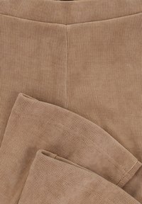 Bruine ribstof met een zachte textuur. Het materiaal vertoont verticale strepen, met een gladde afwerking en omgeplooide zomen.