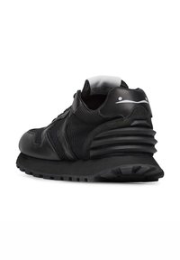 Scarpa atletica nera con un mix di materiali in pelle e mesh, punta arrotondata, design del tallone a strati e suola in gomma testurizzata.