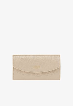 Portefeuille en cuir beige avec une finition texturée, fermeture à rabat courbé et logo doré en relief sur le devant. Forme compacte et rectangulaire.