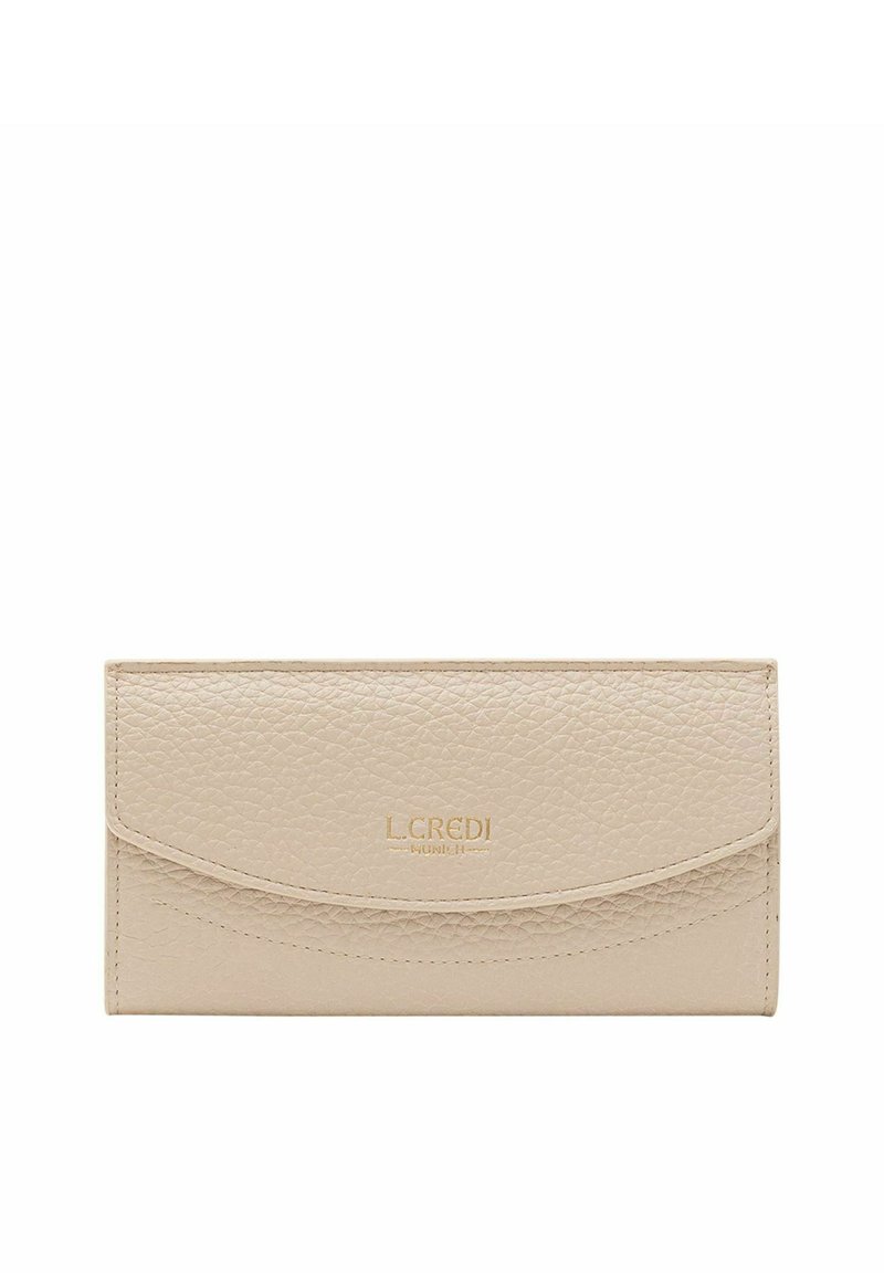 Beige leren portemonnee met een textuurafwerking, gebogen klepsluiting en goudfolie logo op de voorkant. Compacte en rechthoekige vorm.