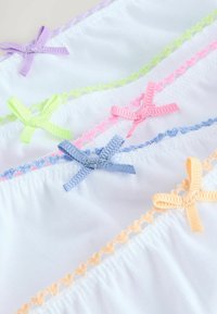 Tessuto bianco con rouches testurizzati, caratterizzato da quattro fiocchi decorativi in raso di colore viola chiaro, verde, rosa e blu, insieme a un intricato bordo in pizzo.