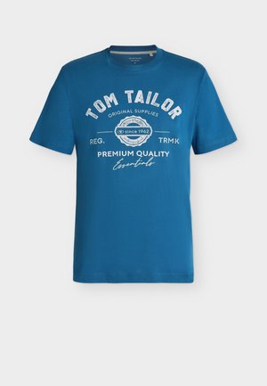 Blaues Kurzarm-T-Shirt mit Rundhalsausschnitt und weißem Aufdruck "TOM TAILOR ORIGINAL SUPPLIES PREMIUM QUALITY Essentials" auf der Vorderseite.