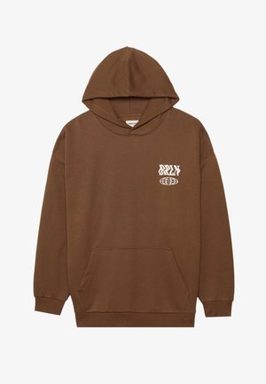 Brun hettegenser i et mykt materiale, med en frontlomme og hvite grafiske design på brystet. Ribbestrikkede mansjetter og hem.