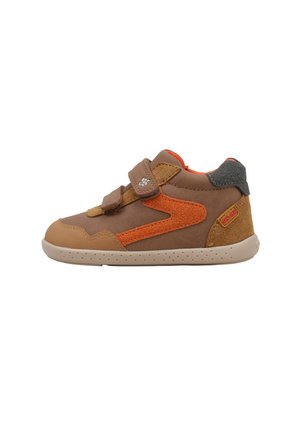 Zapatilla infantil marrón y naranja con dos tiras de velcro, suela beige y detalle gris en el talón.