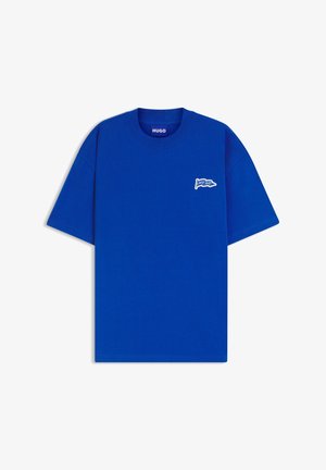 Kék, rövid ujjú, kerek nyakú póló kis fehér "HUGO" zászlólogóval a bal mellrészen és "HUGO" feliratos címkével a gallér belsejében.