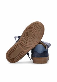 Sneakers blu navy con tomaia in suede, suola in gomma e accenti azzurri a contrasto. Presentano lacci rotondi e una suola testurizzata.