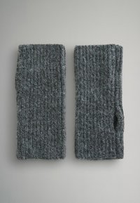 Szare dzianinowe ocieplacze na ramiona z fakturowanym, prążkowanym wzorem. Każdy z nich ma otwór na kciuk z boku, wykonane z miękkiego, puszystego materiału.