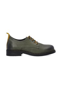 Groene leren schoen met ronde neus, zwarte rubberen zool en gele veters. Beschikt over contrasterende gele stiksels en een verhoogde achterkant van de hak.