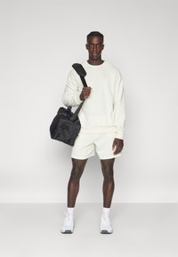 Nike Performance PRIMARY CREW - Mikina - pale ivory