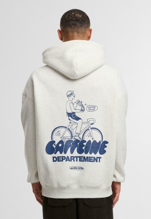 Svetlosivá mikina s kapucňou s námorníckou grafikou cyklistu držíaceho šálku kávy a textom "CAFFEINE DEPARTEMENT" pod ním. Mäkký materiál.
