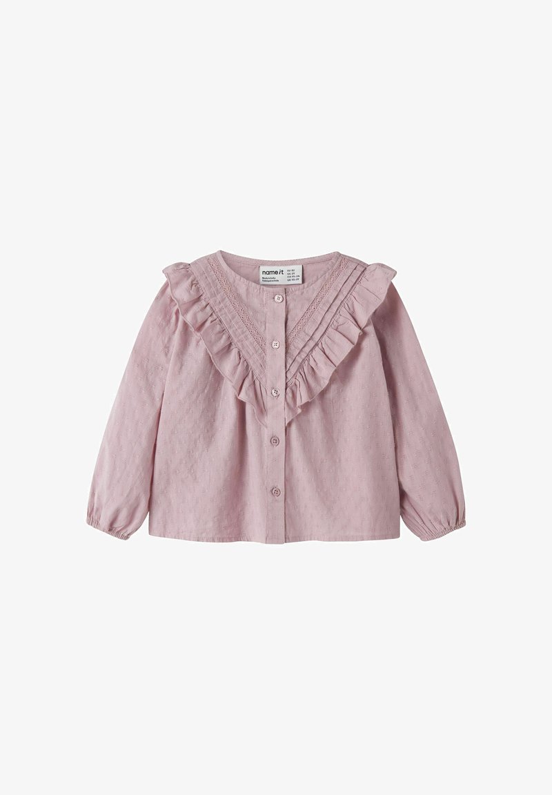 Blouse rose à manches longues avec tissu texturé, encolure à volants et fermeture à boutons sur le devant. Comprend des poignets élastiqués et des détails complexes.