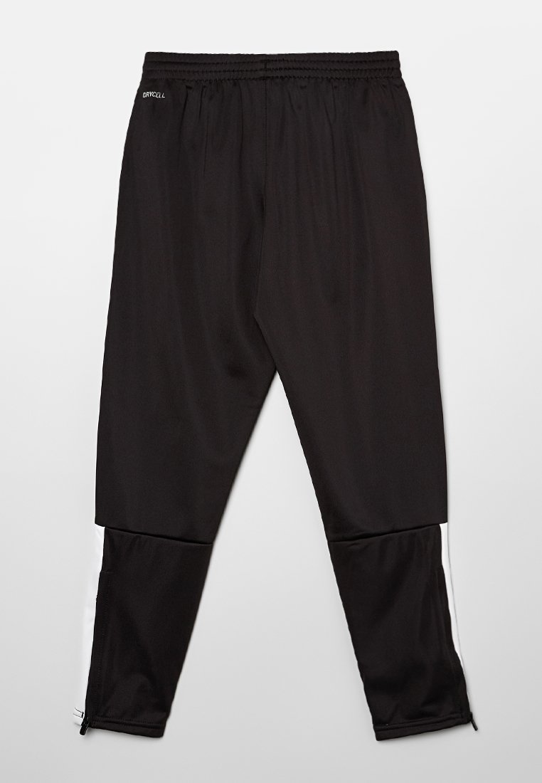 Czarne spodnie sportowe wykonane z gładkiego materiału, związywane w pasie, zwężane nogawki oraz białe paski po bokach. Zawierają zamki błyskawiczne na kostkach.