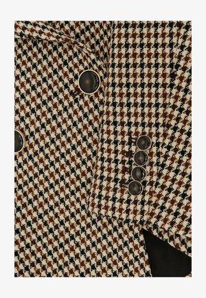 Hnedé, čierne a biele sako so vzorom kriedového káro, s čiernymi gombíkmi lemovanými striebrom na rukáve a prednej časti.