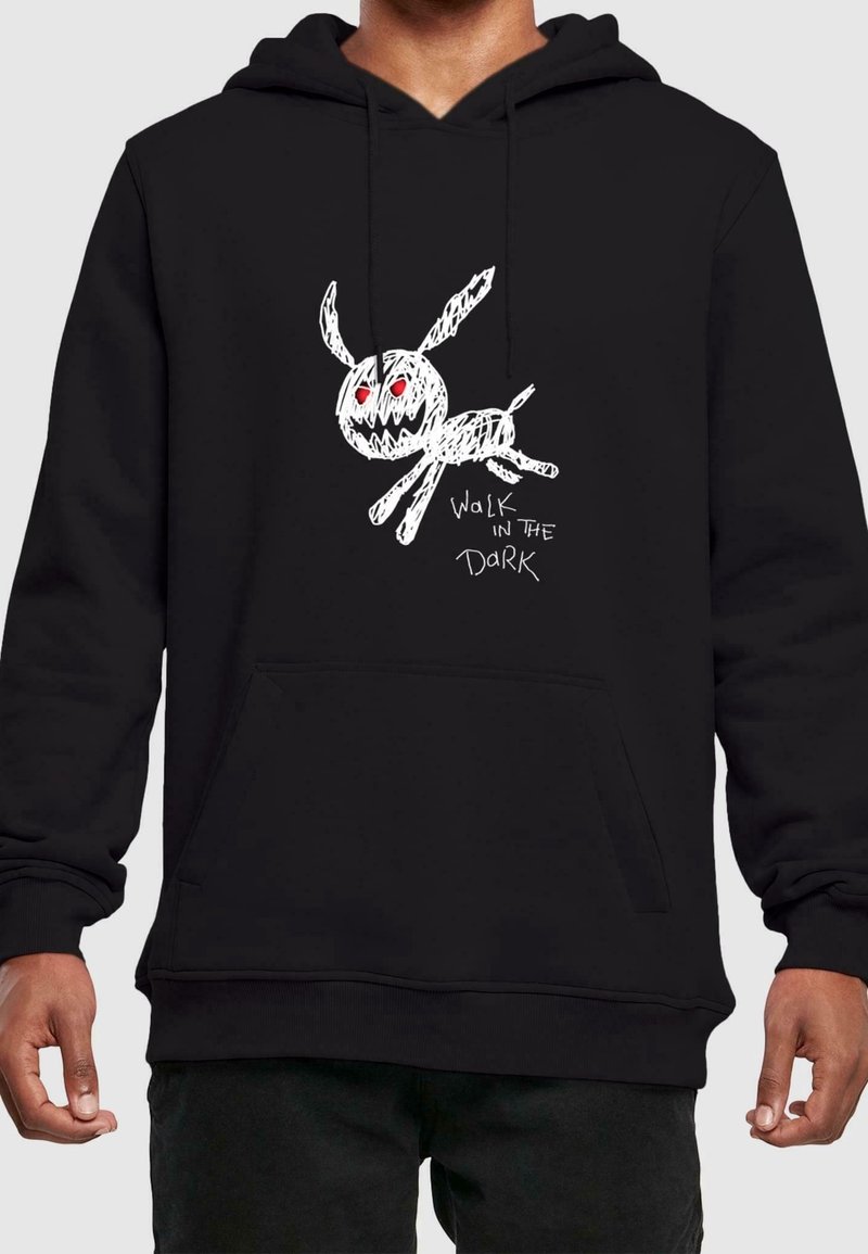 Sweat à capuche noir avec un croquis blanc d'un lapin grognant aux yeux rouges et un texte indiquant "Walk in the dark" au centre devant.