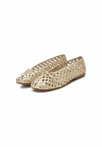 Bailarinas doradas trenzadas con un diseño de encaje, punta puntiaguda y un pequeño lazo en la parte delantera. Suela flexible diseñada para el confort.