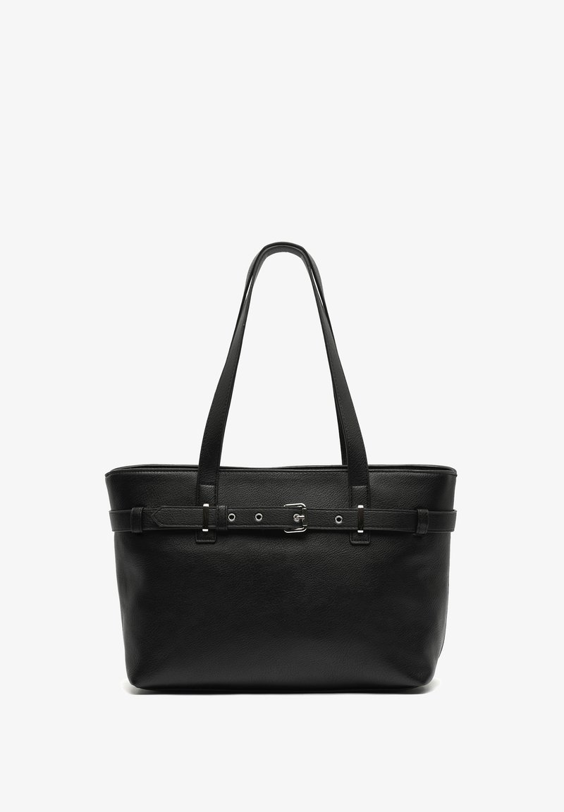 Bolso tote de cuero negro con asas de hombro resistentes, forma plana y una correa tipo cinturón con detalle de hebilla metálica en la parte media.
