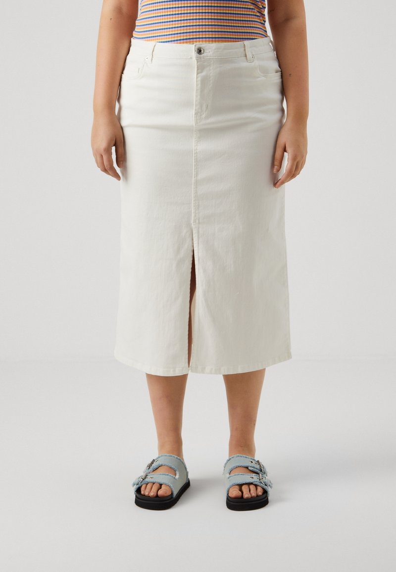 Falda midi de mezclilla blanca con una abertura frontal, presillas para cinturón y bolsillos laterales, combinada con sandalias deslizantes azules con tiras decorativas.