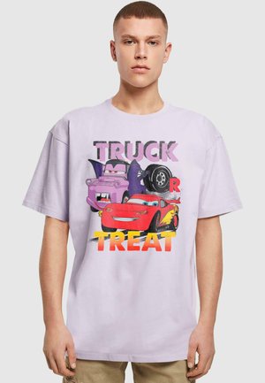Lava krāsas kokvilnas t-krekls ar krāsainu grafisko dizainu, kurā redzami automobiļi un uzraksts "TRUCK OR TREAT". Brīvs piegriezums, īsas piedurknes, apaļa apkakle.