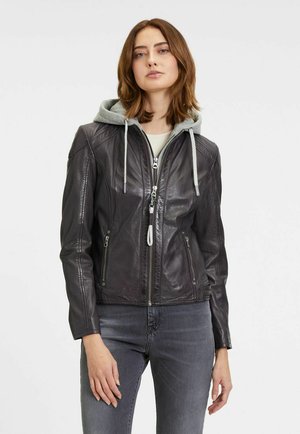 Schwarze Lederjacke mit grauer Kapuze, durchgehendem Reißverschluss, zwei Reißverschlusstaschen und gerippten Bündchen. Glatte Textur mit minimalistischem Design.