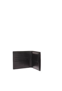 Portafoglio in pelle nera con più scomparti per carte, una tasca laterale e una superficie morbida. Design pieghevole con una discreta stampa in rilievo del marchio.