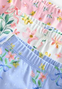 Tres pares de ropa interior de algodón en rosa, blanco y azul. Cada uno presenta patrones florales de diferentes colores y cintura elástica.