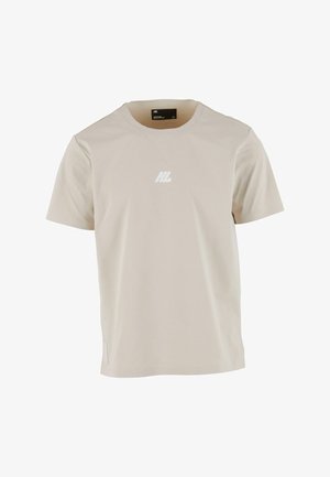 Jasno beżowa koszulka z krótkim rękawem i okrągłym dekoltem, z małym białym stylizowanym logo umieszczonym na środku klatki piersiowej.