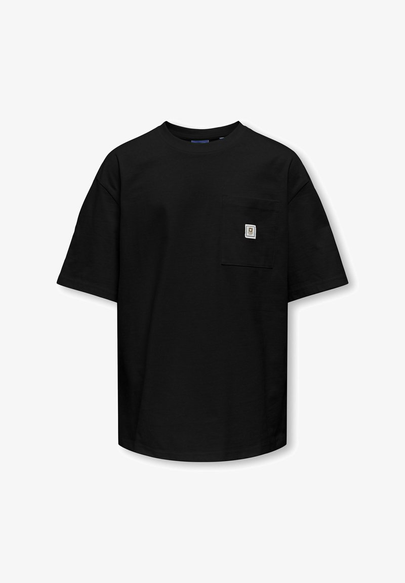T-shirt noir en coton doux, avec des manches courtes, un col rond et une poche poitrine avec un détail en patch carré.