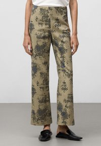 Beige wijde broek met een subtiel abstract patroon van zwarte en marineblauwe stippen. Glad stof met een lichte glans, met een hoge taille.