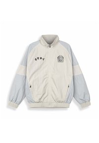 Chaqueta ligera en crema y gris claro, con cuello alto, puños elásticos y texto bordado y logotipo en el pecho.