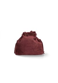 Borsa a tracolla in suede marrone con una texture morbida, forma arrotondata e design sformato. Presenta passanti in ottone per la chiusura con cordoncino.