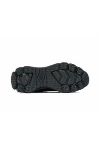 Suela de zapato de goma negra con un patrón de tracción texturizado, que presenta diseños hexagonales y en zigzag para mayor agarre. Áreas reforzadas para mayor durabilidad.