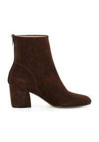 Stivaletto in suede marrone con punta affusolata, tacco a blocco e cerniera sul retro. Presenta dettagli di cucitura lungo i lati.