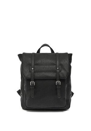 Juoda odinė kuprinė su priekinio dangčio užsegimu dviem sagtimis ir viršutine nešiojimo rankena, rodoma baltame fone.