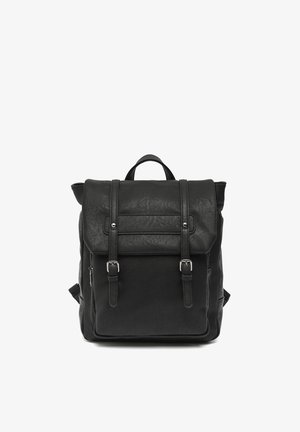 Juoda odinė kuprinė su priekinio dangčio užsegimu dviem sagtimis ir viršutine nešiojimo rankena, rodoma baltame fone.