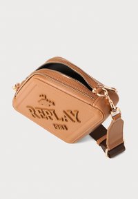 Lys brun faux skinn rektangulær crossbody-veske med glidelås, preget "REPLAY 1981"-logo og justerbar stropp.