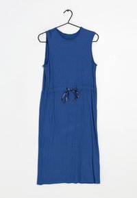 Modré midi šaty bez rukávů s kulatým výstřihem a stahovací šňůrkou v pase zavěšené na černém ramínku na bílém pozadí.