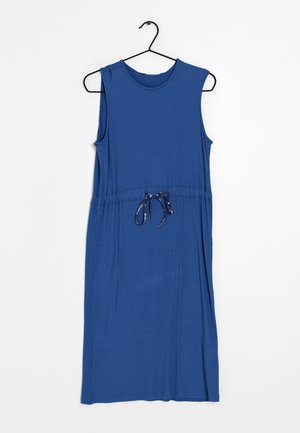 Ärmelloses blaues Midikleid mit rundem Ausschnitt und Kordelzug in der Taille, hängend an einem schwarzen Kleiderbügel vor weißem Hintergrund.