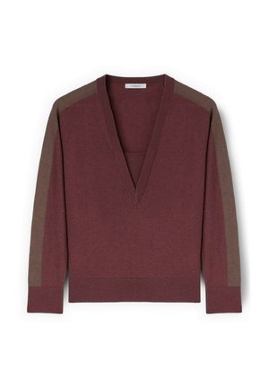 Bordeaux gebreid trui met een V-hals, driekwart mouwen en contrasterende bruine schouderstreepjes. Zachte textuur en geribbelde rand.