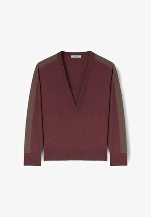 Maglione bordeaux a maglia con scollo a V, maniche a tre quarti e strisce a contrasto marroni sulle spalle. Tessuto morbido e fondo ribattuto.