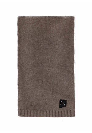 Bruine gebreide sjaal met ribbelstructuur. Bevat een zwart label met een wit logo in de rechterbenedenhoek. Rechthoekige vorm.