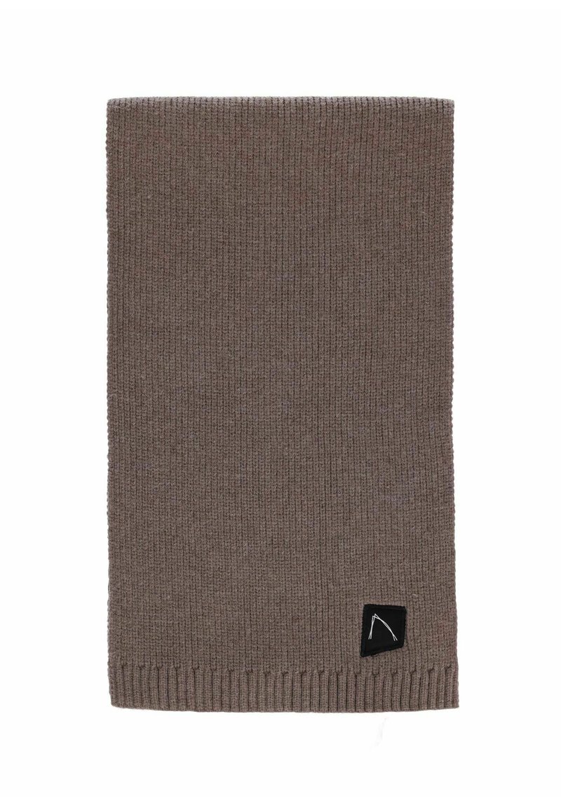 Écharpe en tricot marron avec une texture côtelée. Présente une étiquette noire avec un logo blanc dans le coin inférieur droit. Forme rectangulaire.