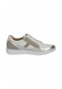Sneaker bianca e grigia con accenti metallici, materiale in pelle liscia e camoscio, con lacci davanti e suola bianca spessa.