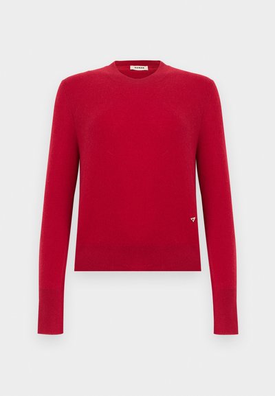 Κόκκινο πουλόβερ με μακριά μανίκια και λαιμό κοψη crewneck, με ριμπ μανσέτες και τελείωμα, που διαθέτει ένα μικρό τριγωνικό λογότυπο κοντά στο κάτω δεξί μέρος.