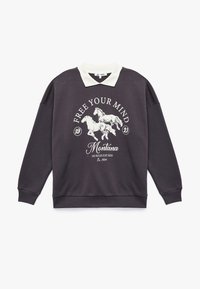 Donkergrijze sweatshirt met een witte kraag, voorzien van een grafisch ontwerp van galopperende paarden en de tekst "FREE YOUR MIND" in een cirkelvormig ontwerp.