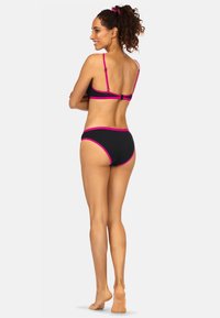 Czarny bikini z różowym wykończeniem, z braletką i wysokim stanem majtek. Materiał wydaje się elastyczny; projekt zawiera regulowane ramiączka.