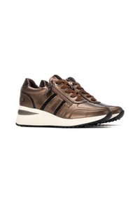 Zapatillas de bronce con un acabado suave, que cuentan con cordones marrones y tres franjas negras. Incluyen un cierre lateral y una entresuela blanca.