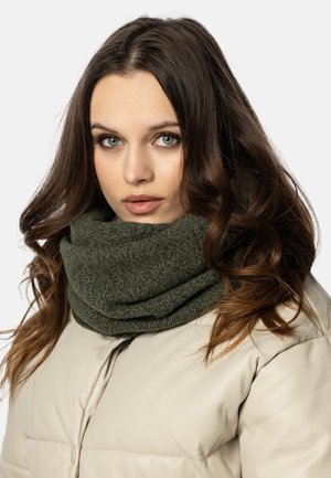 Groene gebreide sjaal met een dikke, gestructureerde weefsel, rond de nek gedrapeerd, gecombineerd met een lichtbeige pufferjack.