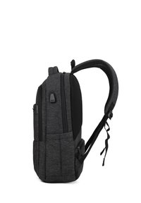 Zaino in tessuto grigio con più scomparti, spallacci imbottiti e dettagli in rete. Presenta zip e una tasca laterale. Design slim e rettangolare.