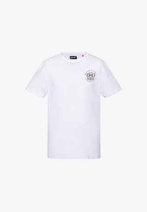 T-shirt blanc à manches courtes avec col rond et petit logo texte noir et rouge "1903 Rider" sur la poitrine gauche.