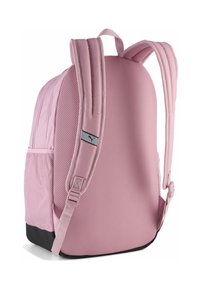 Mochila rosa con tela de malla, correas ajustables acolchadas y una base negra. Presenta un pequeño logotipo y un bolsillo de malla lateral para almacenar.
